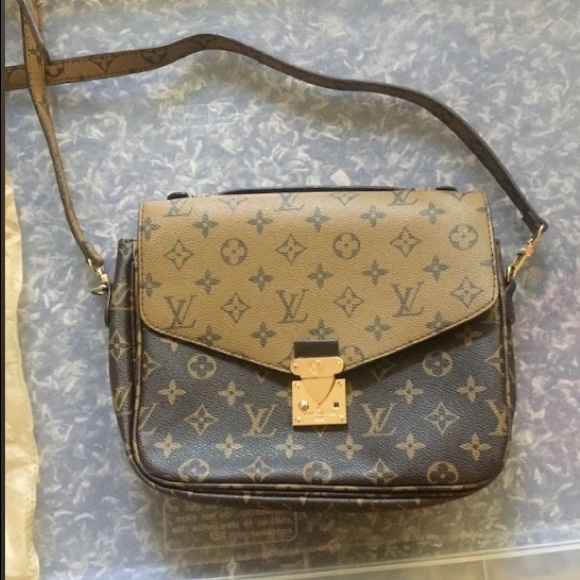 Louie Vuitton crossbody handbag - Picture 1 of 4